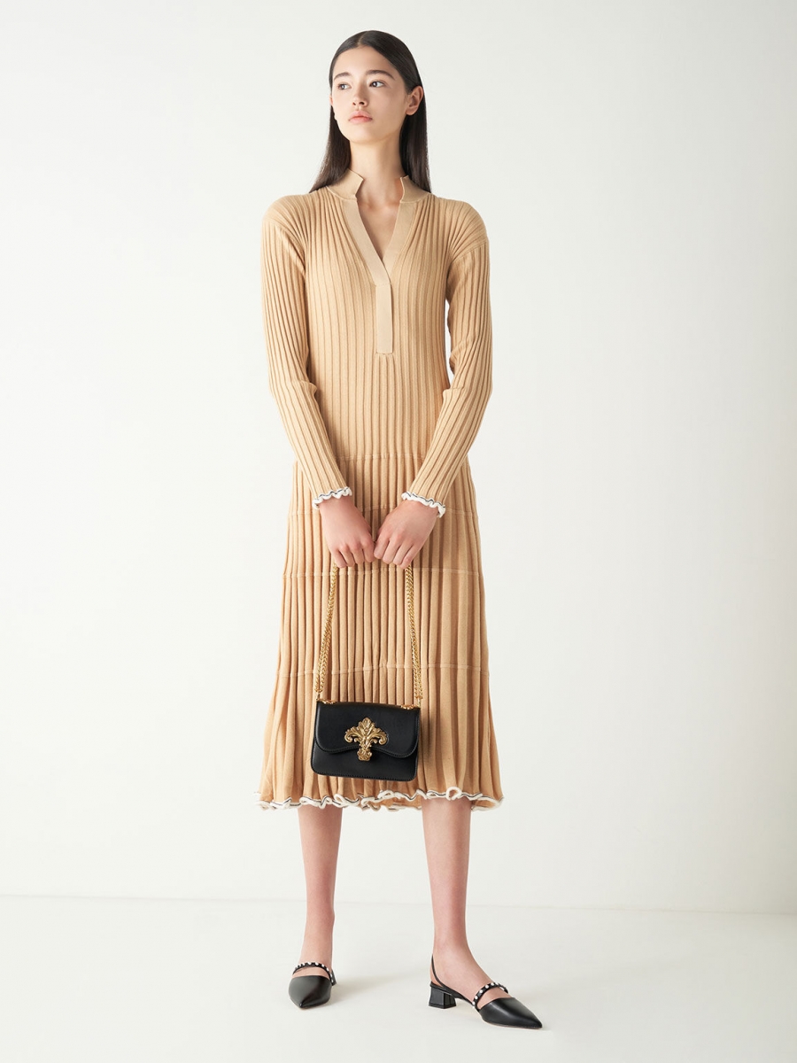 有别于经典斜跨背法,小 CK 凯旋宝居然可以双肩 + 斜跨两兼顾,就连材质也融入了前所未见的丝绒布料,背起来马上 GET 富家千金气质