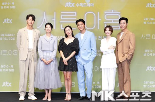 主持人在现场祝贺孙艺珍结婚快乐,孙艺珍反过来问主持人「您结婚的感觉怎么样呢」,主持人答道:「非常幸福,世界上最幸福」。孙艺珍听到后微笑着回答:「我也希望如此」。