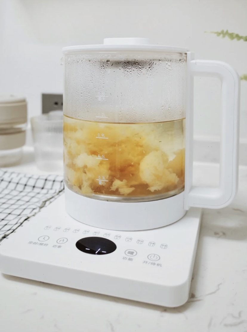 拥有1.5L超大容量和多档调温功能的养生壶,除了可以煮养生茶以外,能够煮热水、熬粥和汤