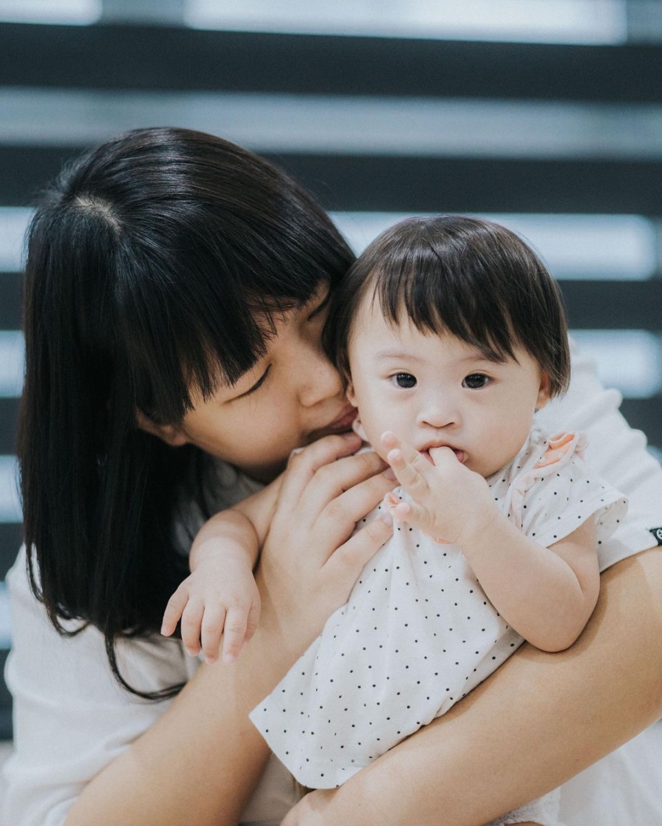 实则,妹妹和其他孩子一样没有太大的不同,只是在学习能力和语言沟通上需要加紧督促,未来可能会请治疗师来帮助妹妹提升她的学习进度。