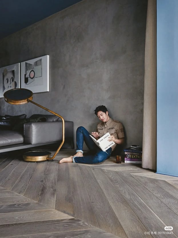 地板上是使用鱼骨纹来作为设计,这种鱼骨拼接地板不光把清冷的工业风营造出来,甚至还能感受到那种轻奢感~