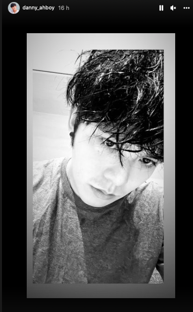文公开不久后,前男友 Danny 也在限时动态上晒出一张「黑 X 白」照片,凝重的表情惹网担心。