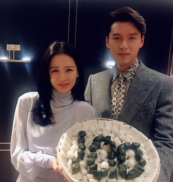 孙艺珍在官宣结婚后,最新的作品《三十九》也已经开播啦,首播就有非常好的成绩真的是爱情和事业两丰收!玄彬也受很多时尚品牌的喜爱,代言和杂志拍摄接不停!