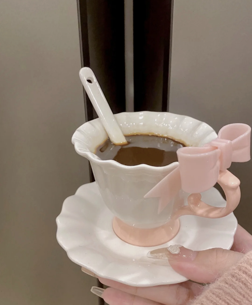 这款小小的茶杯有着粉粉的蝴蝶结手柄,还有小托盘用来喝茶真的太有仪式感了~
