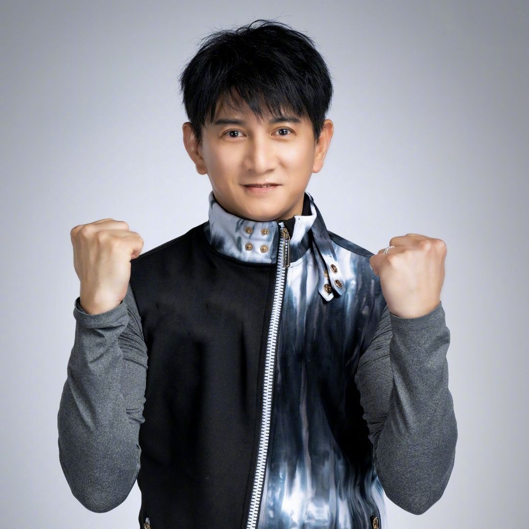 也有网友发现,吴奇隆也随即换上新的头像照片。