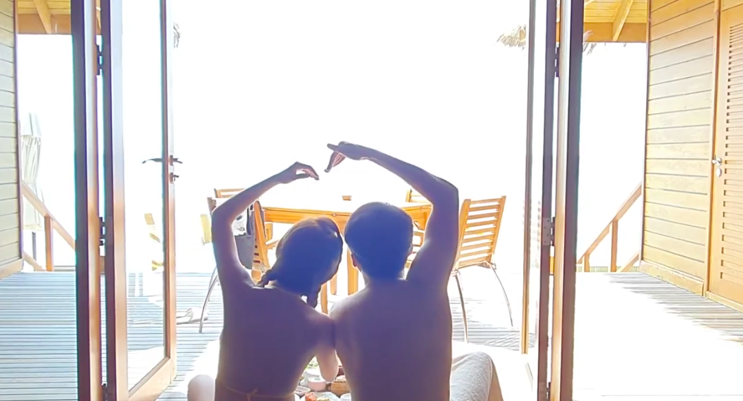 不忘在镜头前比心晒恩爱！