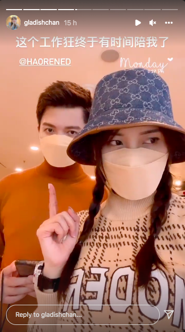 她也在IG的限时动态上表示「这个工作狂终于有时间陪我了」~