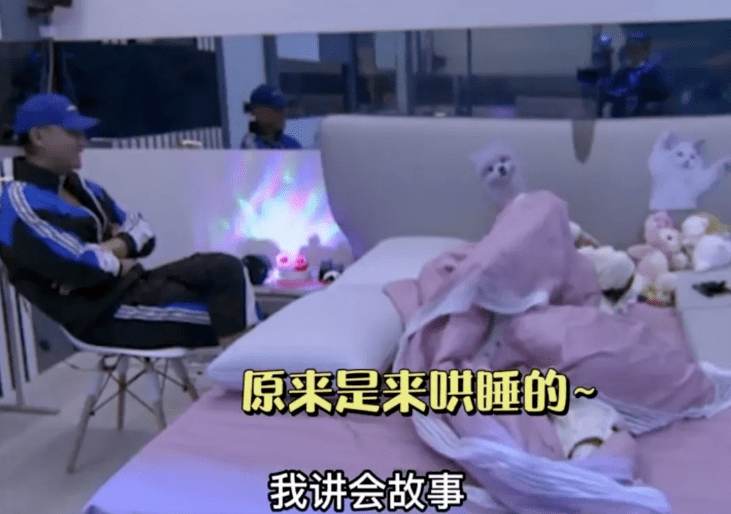 在这过程中，徐艺洋也很认真听故事，时不时大笑出声还出声回应他，黄子韬看见后也忍不住“教训”她：「你老睁着大眼睛看我干什么，你得闭眼用耳朵听」。