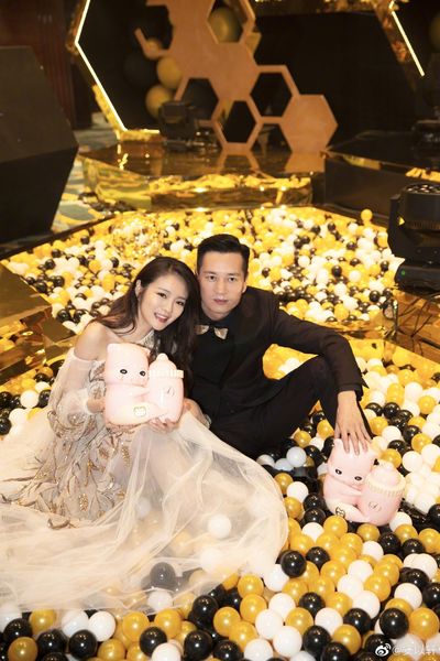 网友指出同一个屋檐下,安以轩不可能不知道老公犯法。对比之前不管是什么节日,安以轩都会大操大办,高调炫富晒名牌