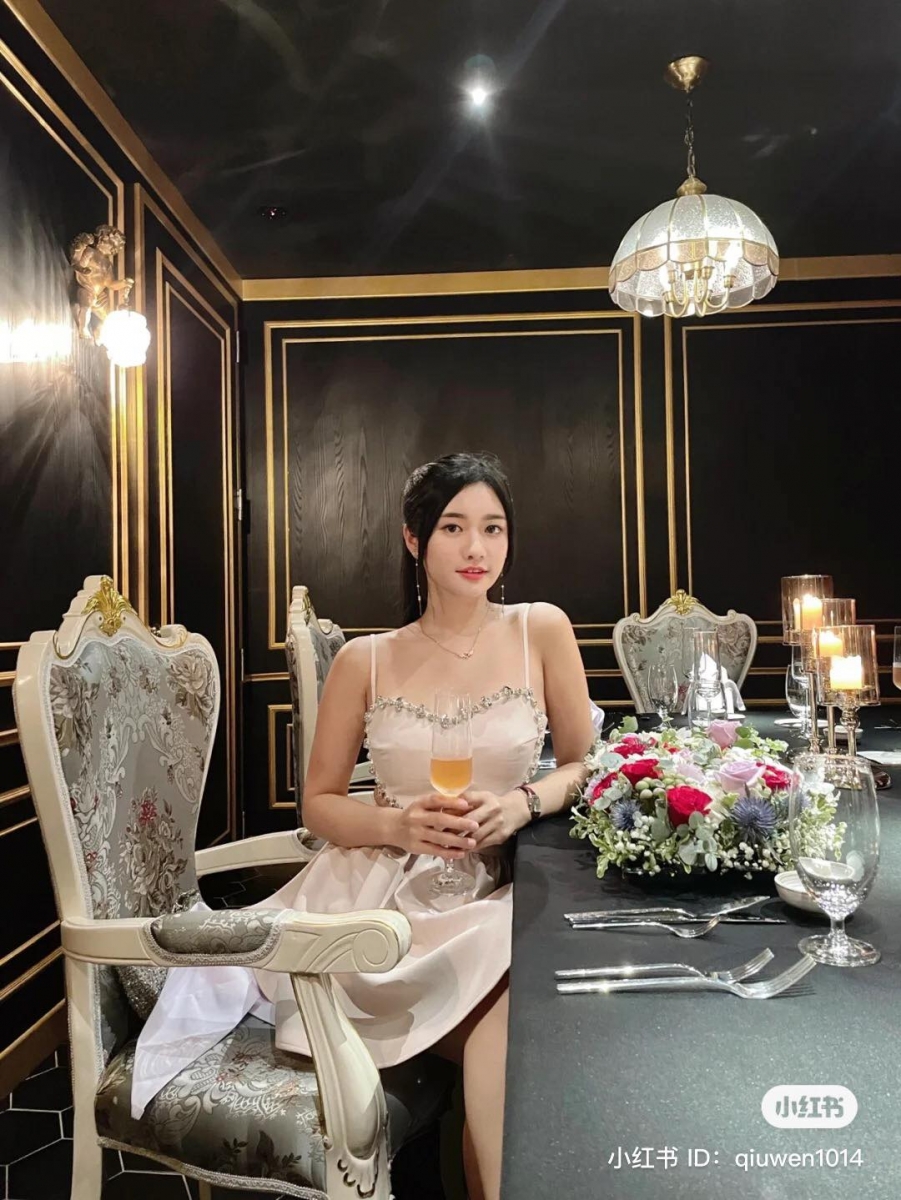 大马网红「秋雯」在情人节这天享用了一顿人匀 RM 1000 ++ 雅宴瞬间引起热议。