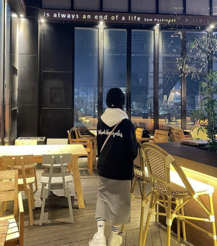 另外,卫衣搭配长裙也是日常出门很适合的随性穿搭,还可以配上一个小帽子哦。