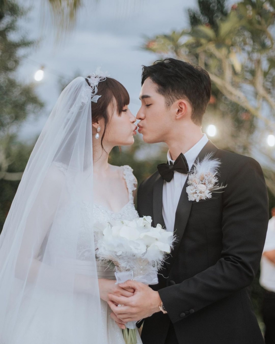 她还搞笑对粉丝说到「所以乖乖打完针先吧,你们不要急着抱孩子」。