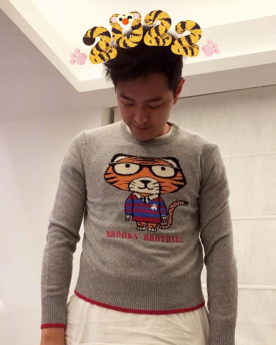 而老公萧正楠可能是“看中”老婆的新衣，忍不住想要抢来穿～