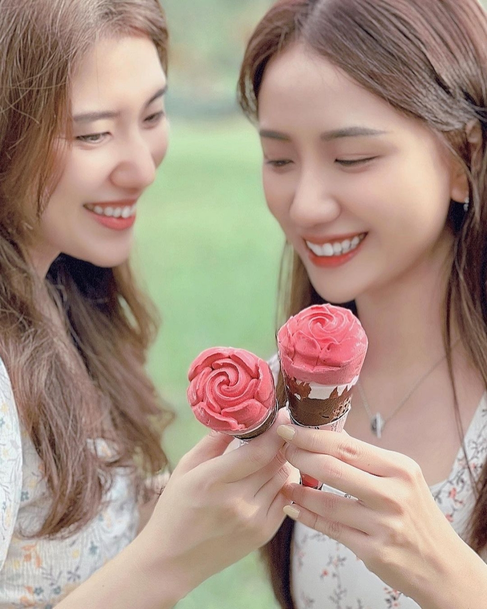 网友们看到后纷纷大赞两姐妹长得很相似又漂亮~