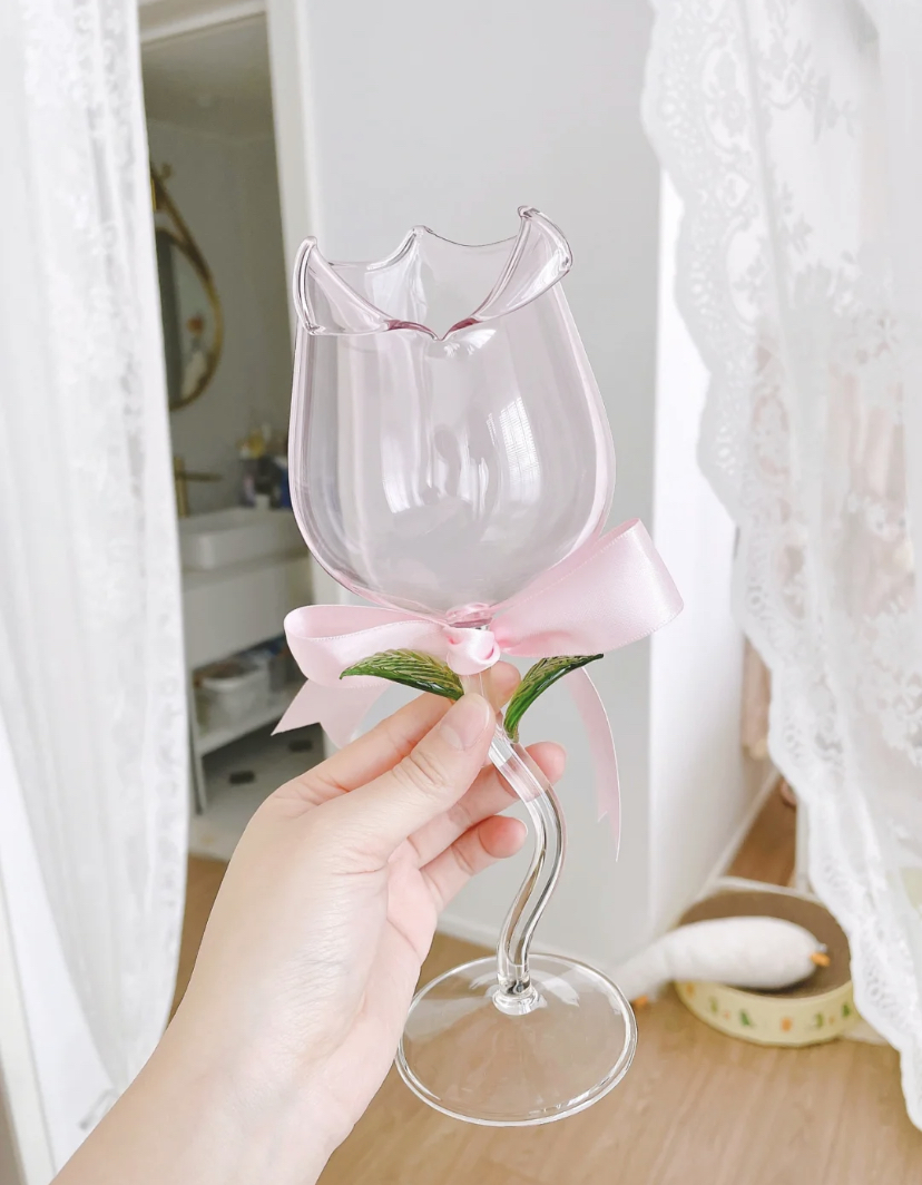 外表梦幻又高级的玫瑰高脚杯,最独特在于杯子设计上就像绽放的玫瑰花。