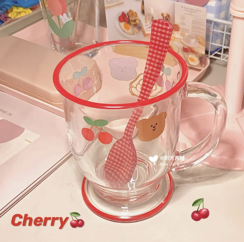 小巧精致的樱桃玻璃杯,还有憨憨的小熊看起来就无敌可爱!
