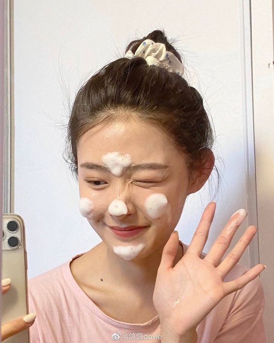 最后就是要用冷热水交替清洁脸部2分钟，这样就完成424洗脸法啦～