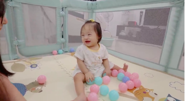 妹妹一看到一直笑不停,超级喜欢父母为她布置的这一切,感染力十足笑容把阿姨们的心给融化了。