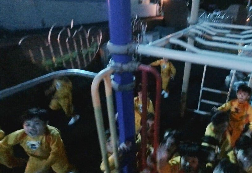 该名网友在文章中表示,将画面暂停后,发现幼儿园里面的小僵尸通通都在笑。