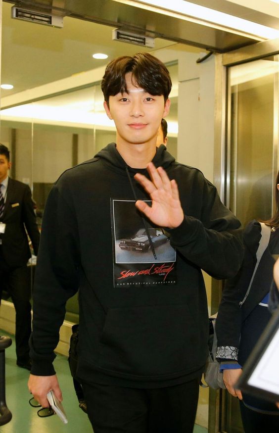 早前到美国拍摄漫威系列新电影的朴敘俊，在回国不久后确诊感染新冠。所幸他在早前已经接种3剂疫苗，所以并无出现严重症状。朴叙俊目前的健康状况很稳定，只需要接受自我隔离的治疗，以及停工修养很快就能恢复工作。