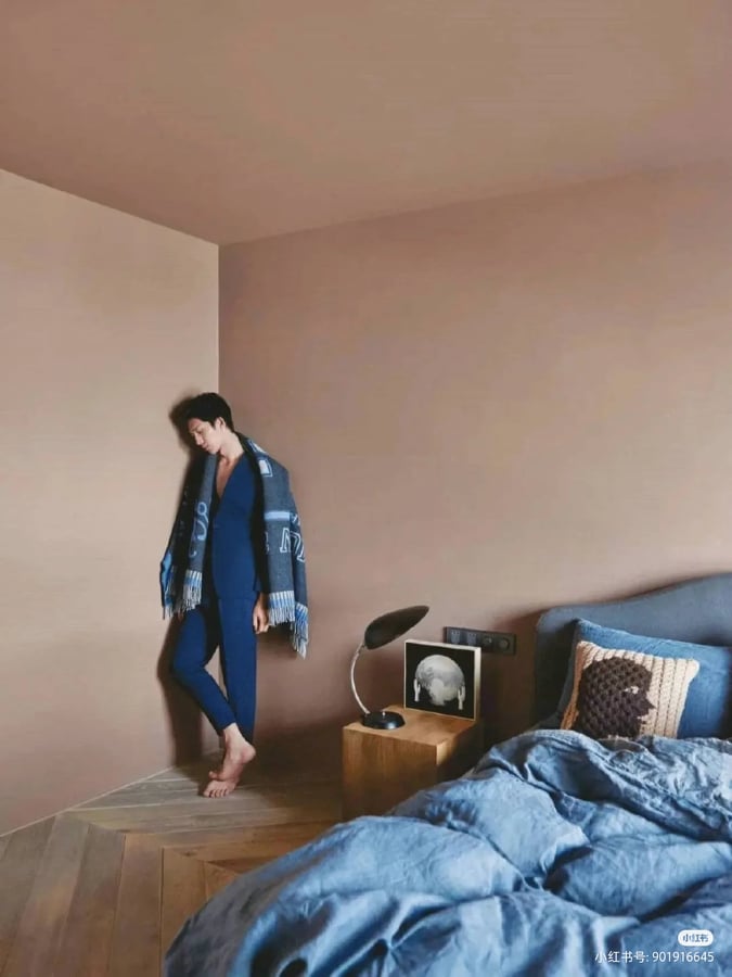 卧室的设计就会显得比较柔和温馨,墙面的颜色特地选择了淡淡中性色调的蘑菇色,是为了能够更好的入眠。