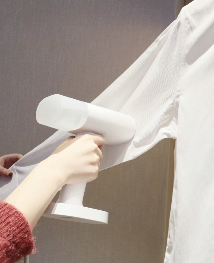 懒人必备迷你小巧的挂烫机,轻轻松松的就可以烫好衣服啦~