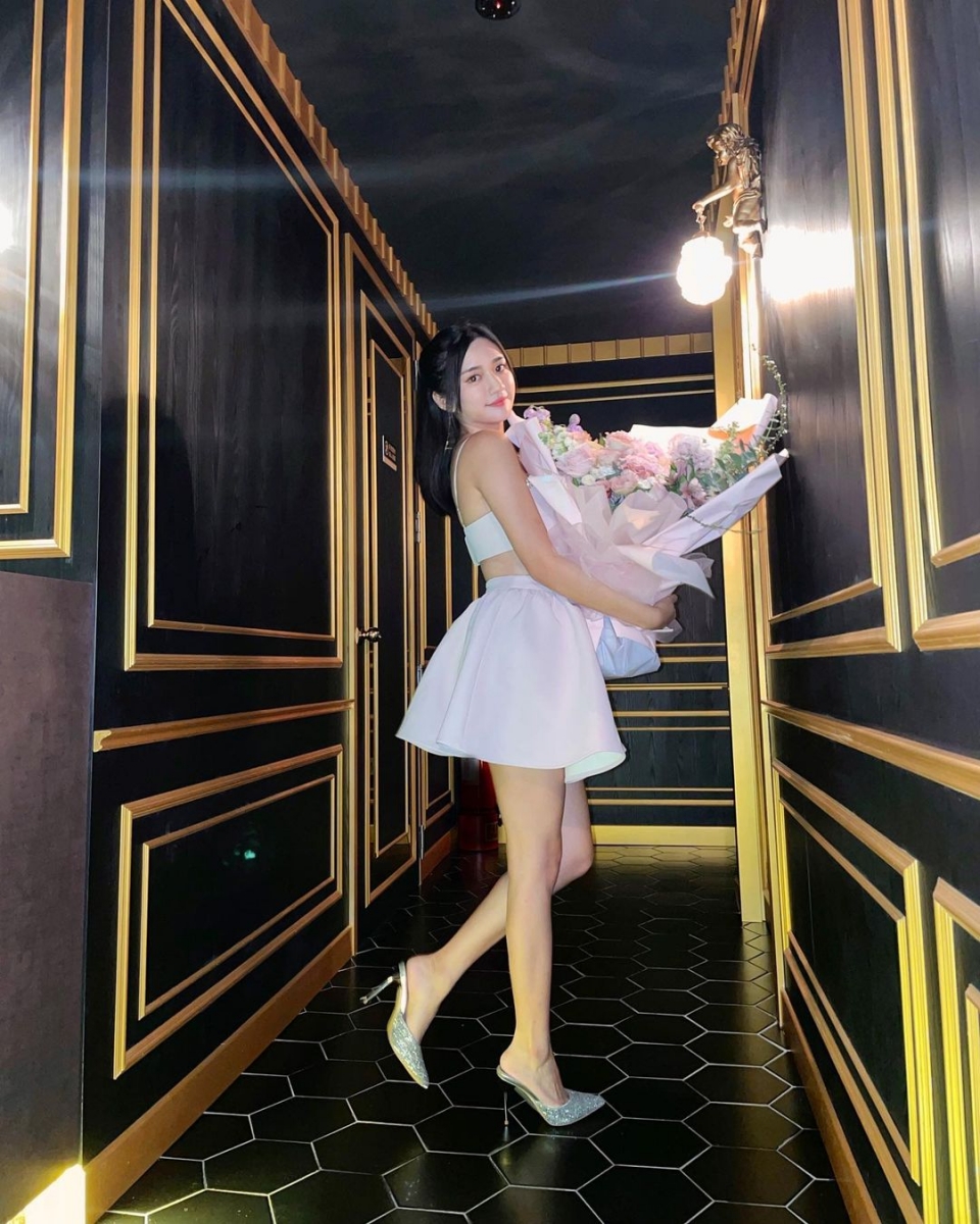 这间 Fine Dining 餐厅虽然食物欠佳,但还是有用心的地方「会好好跟我们讲解每道菜的故事和食材,一共有 8 个 course,吃得非常饱」。