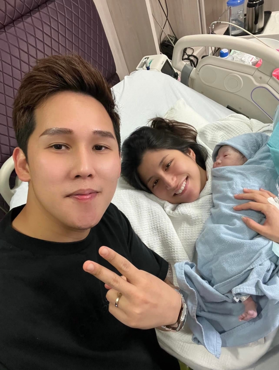 影片一开始,刚生下宝宝的 Inthira 深受感触表示产后第一个想到的是妈妈「因为他在没有无痛分娩,然后在政府医院她又要一个人生 7 个,我觉得太伟大了」。