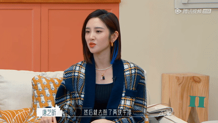 只是没想到,电话打到了一半时,张若昀就忽然穿着一身圣诞节的服装出现在她面前,给她一个惊喜~