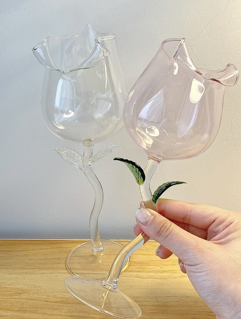 同时还有小绿叶和弯曲的花茎,绝对是无数少女的梦中情杯!