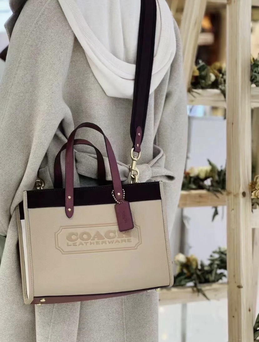 温柔又显气质的酒红色款非常有人气,米白色的包身低调又耐看,属于经典必入款之一。