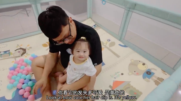 今年即将迈入 2 岁妹妹也逐渐长大啦~为了让活跃的妹妹能享有更大的空间活动,伟鸿也在家里建了一个迷你乐园。