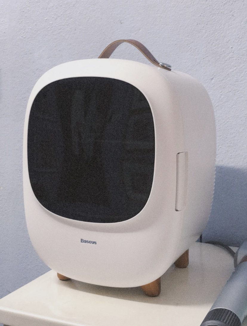 化妆台上太多不同种类的的护肤品,肯定要入手一个迷你冰箱来收纳啦~