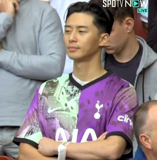 去年前往英国工作时，朴叙俊曾被拍到在观看棒球比赛时没戴口罩。而且当时正是疫情加重的时候，照片一被公开就瞬间受到很多网民的评击。