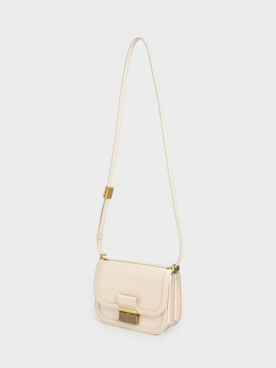 乍看之下设计简单,背上去既复古时尚又能凸显女人味,难怪会让不少博主疯狂打 Call