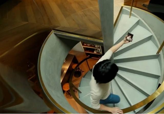 搭配了茶色玻璃与金色扶手