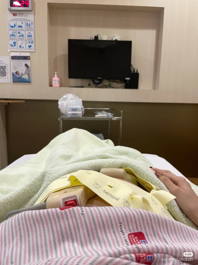 但最近她却在社交媒体上发文写道「还没到预产期,大年初三一早见红了」!