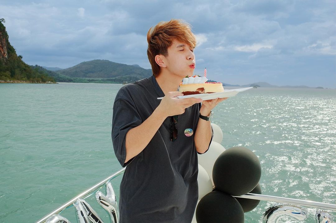 只见游艇上都摆满了黑白气球以及生日快乐的字样装饰，场面非常壮观又浪漫。