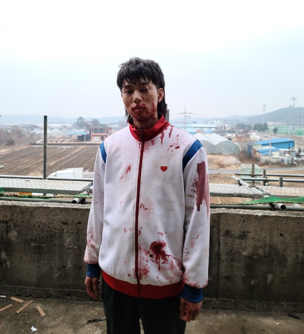 作为校园的恶霸学生「刘仁秀」开始尸变后,半人半尸不死之身的形象不只让人看了毛骨悚然,就连各种恶毒的行径也让人愤怒不已。每次只要他登场背后总是有冷风呼啸而过。