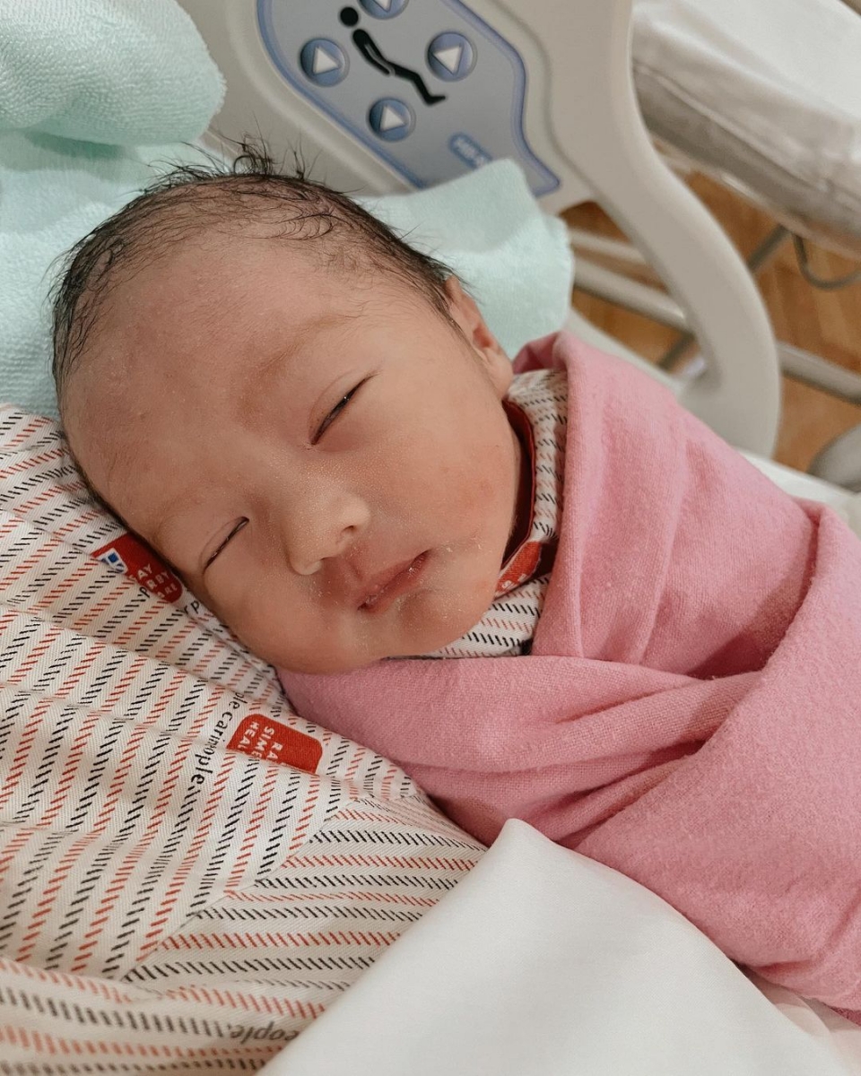 宝宝出生的那一刻,不少圈内好友都送上祝福「小王子双眼皮超深」「鼻子也太挺拔了」「颜值绝绝子」「未来肯定是大帅哥一枚」。