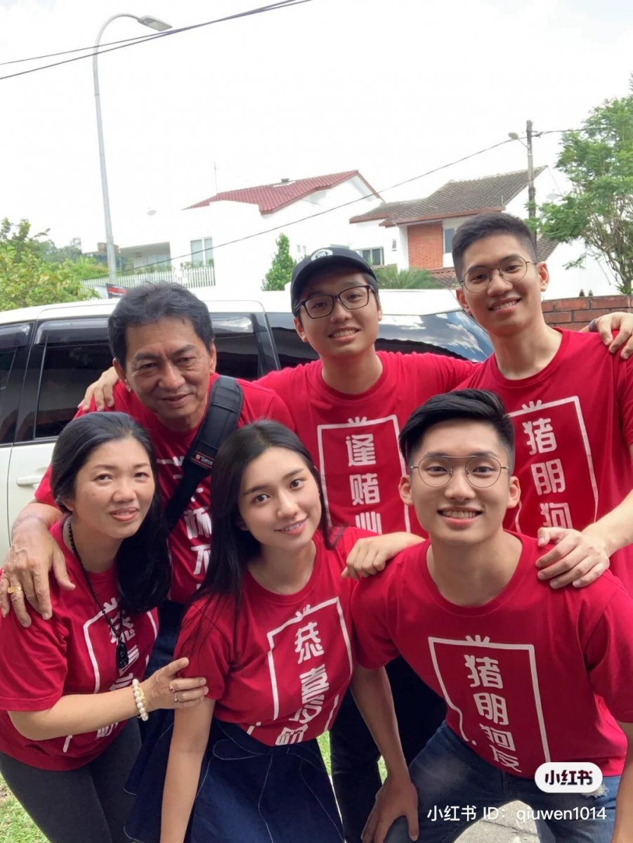 一家人团聚在一起的日子是她这辈子最幸福的事情。自从爸爸和弟弟相继离世后,今年的新年也过得非常冷清。