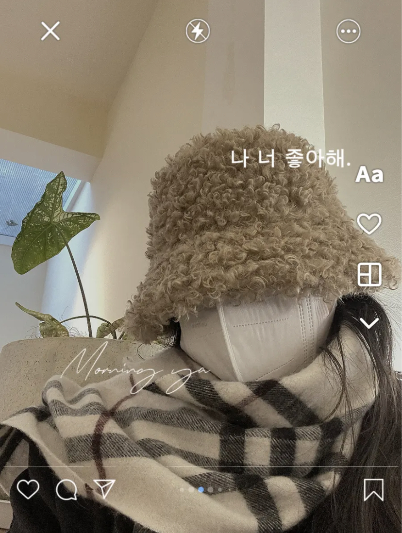 饱和度较低的韩系滤镜简约又有清新感，看起来像是用Instagram相机自拍一样。