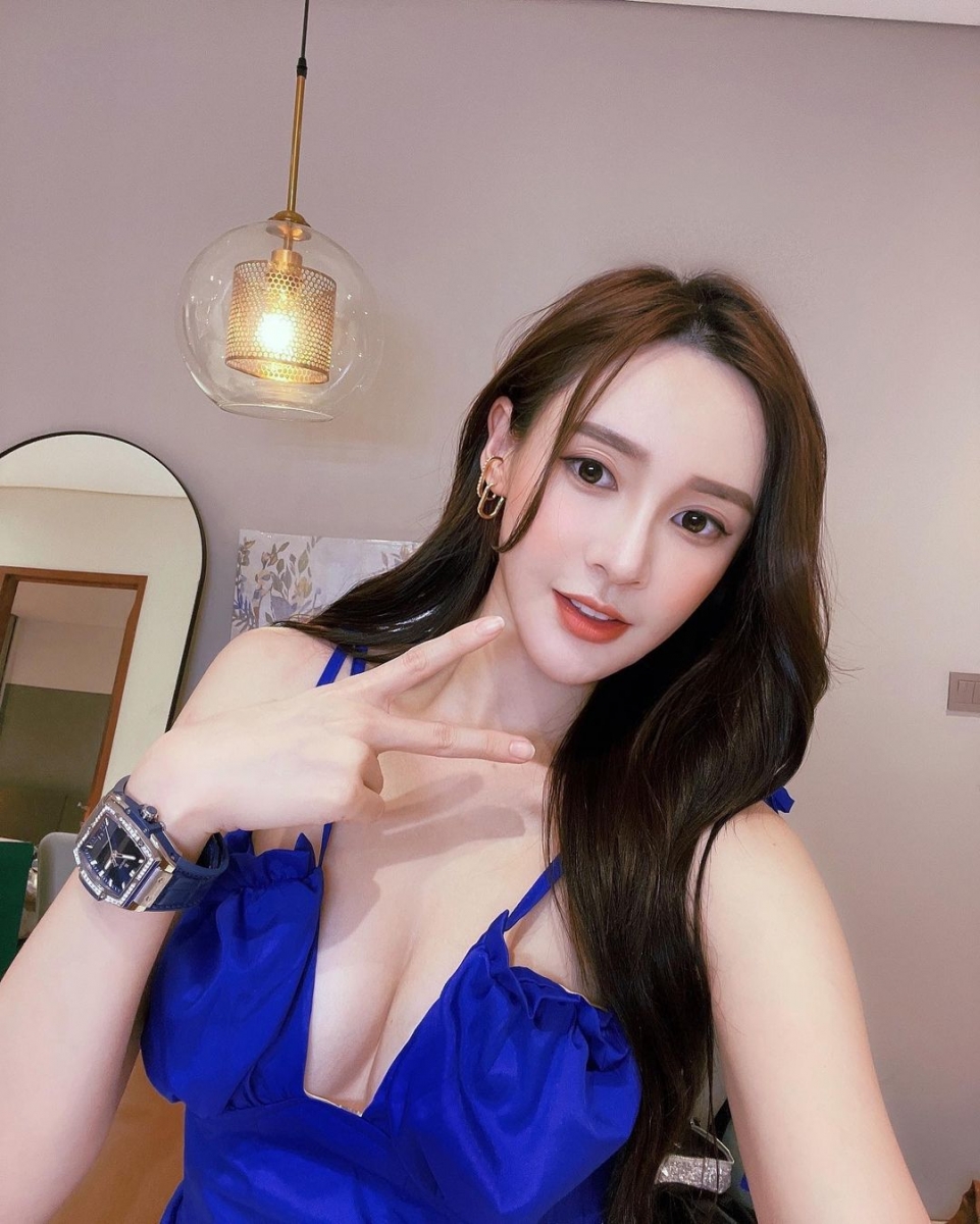 正所谓“自信的女人最美”,这句话正好体现在Yumi黄诗棋的身上!