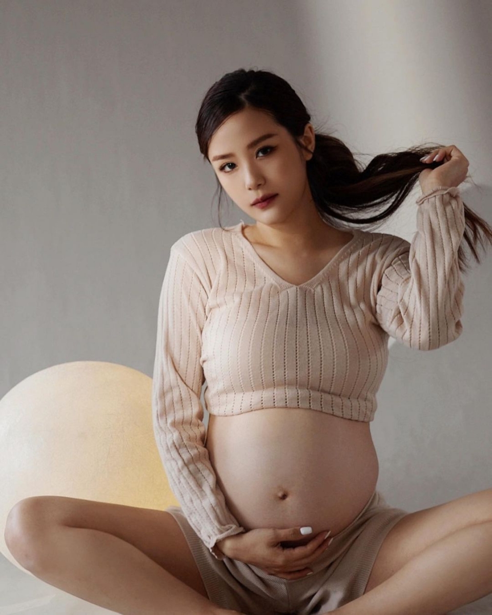 确诊隔离了一段时间的 Jing En 基本上是完全康复了,不知不觉宝宝还有倒数 1 个月就出生,Jing En 也在社交媒体上晒出最美的孕妇写真照