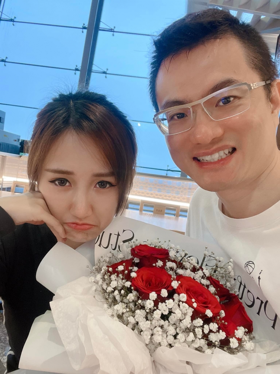 想要进一步接触的江律师被 YBB 拒千里之外表示「你走开不要过来~这束花是道歉花朵」并称赞花朵很美笑言「你不要再送给 Bryan Wee 了」