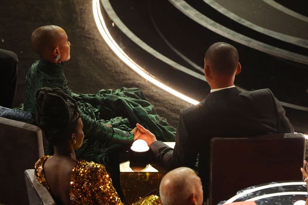 而此时洁达苹姬史密斯也伸手安抚老公,给予老公安慰和鼓励!