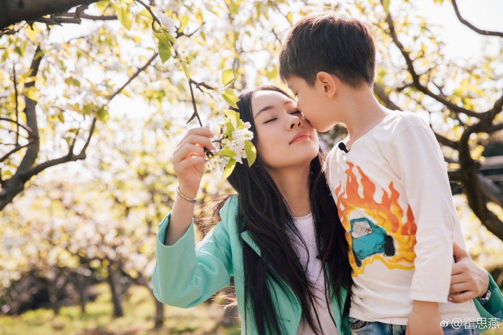 不只老公,就连 9 岁的嗯哼也把妈妈当公主来宠。嗯哼从小就在充满爱的家庭环境下长大,爸爸总是照顾妈妈的场景也被嗯哼看在眼里,记在心尖