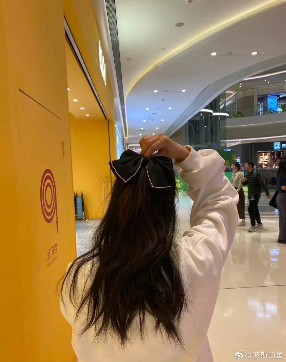 这位蝴蝶结女孩据称是一个乐观积极、热爱生活的人~