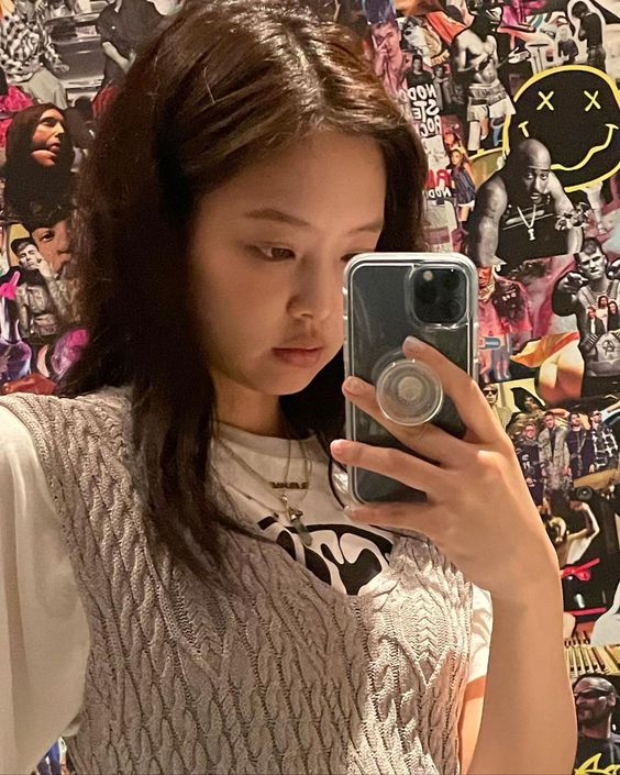 在影片中可以清晰听到了一句英文歌词:「No you can't take me down」,粉丝们直接认出声音的主人就是Jennie!YG公司事后也火速删除任何有关影片,不让新歌的音源外泄。