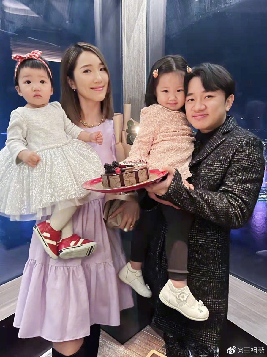 夫妻俩结婚至今已有 7 年时间,还育有两位可爱的宝宝,一家 4 口幸福美满令人称羡